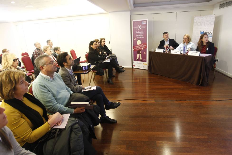 El delegado territorial de la Xunta en A Coruña, Ovidio Rodeiro, y otras autoridades en la presentación