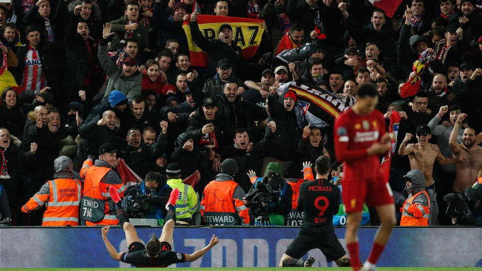 Aficionados españoles en Anfield, en el partido ante el Liverpool. CORDONPRESS