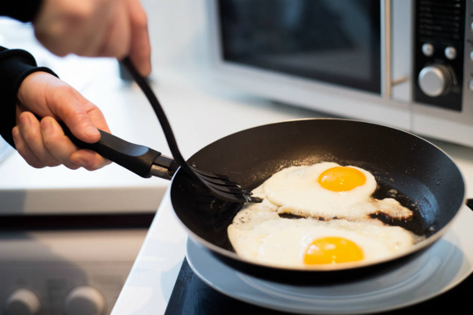 El truco definitivo para que nunca más se te pegue el huevo frito a la espumadera