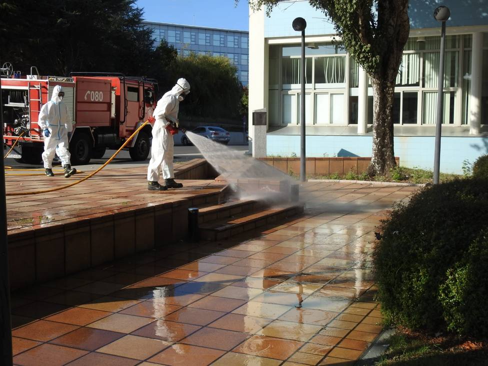 Los Bomberos de Ferrol ha reactivado estos días la limpieza de calles y aceras - FOTO: Concello de Ferrol