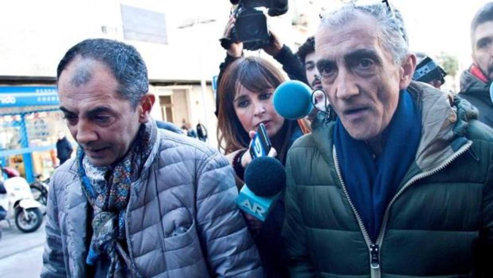Julio Araújo y su hermano a su llegada a la Comisaría de Pontevedra en 2018 para prestar declaración