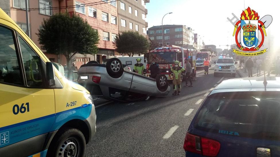 El vehículo quedó con las cuatro ruedas en el aire y con el techo en el asfalto - FOTO: SPEIS Narón
