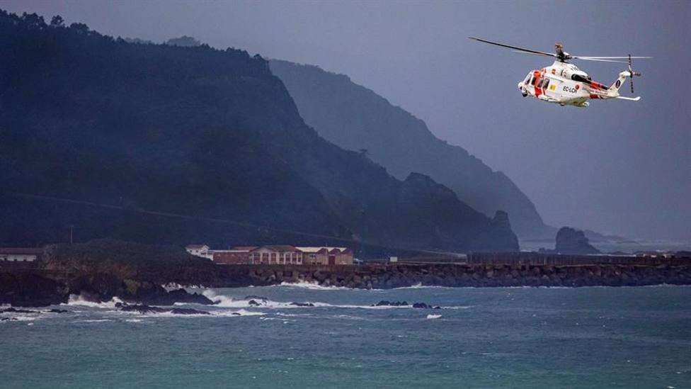 El helicóptero Helimer Cantábrico durante el operativo de búsqueda