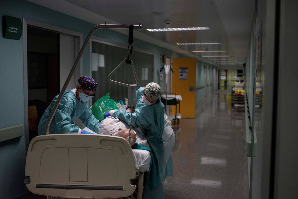 Sanitarios atendiendo a un paciente afectado por coronavirus - FOTO: EFE / Brais Lorenzo