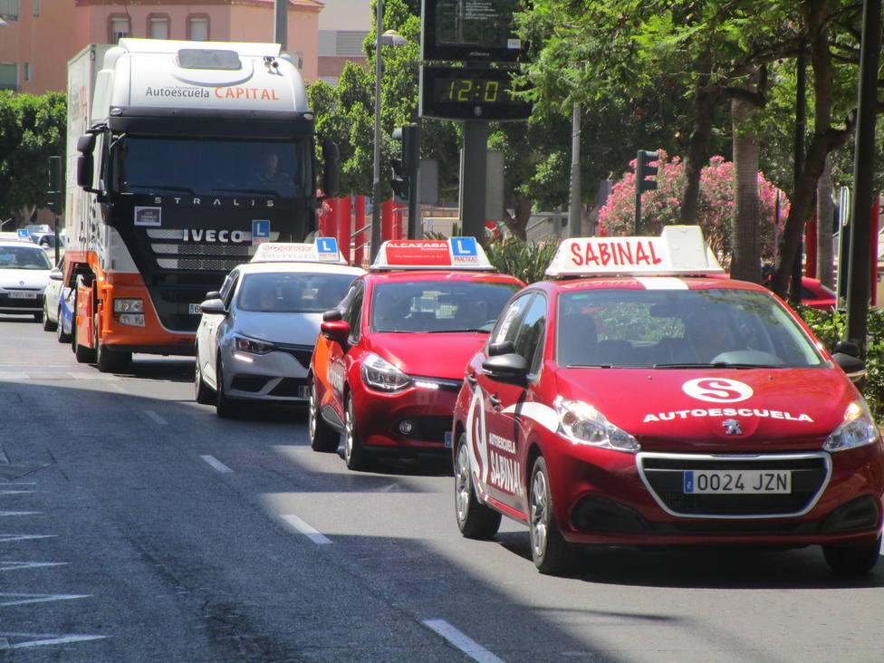 Las autoescuelas de Almería denuncian retrasos de hasta cuatro meses para poder sacarse el carnet de conducir