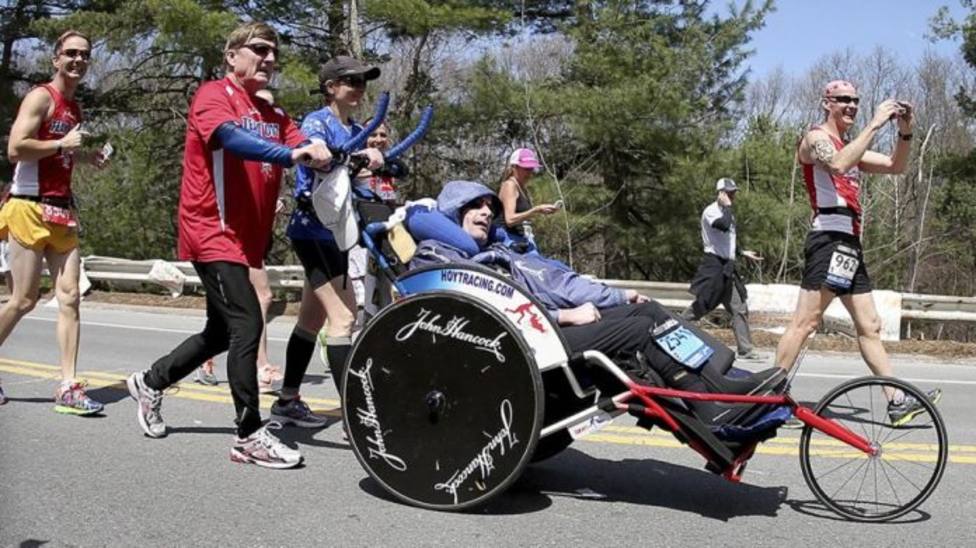 Fallece Dick Hoyt, triatleta que inspiró a millones de padres en todo el mundo empujando la silla de su hijo