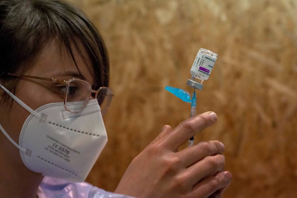 AstraZeneca, segunda vacuna más empleada en España a pesar de las dudas: ¿quién la recibe?