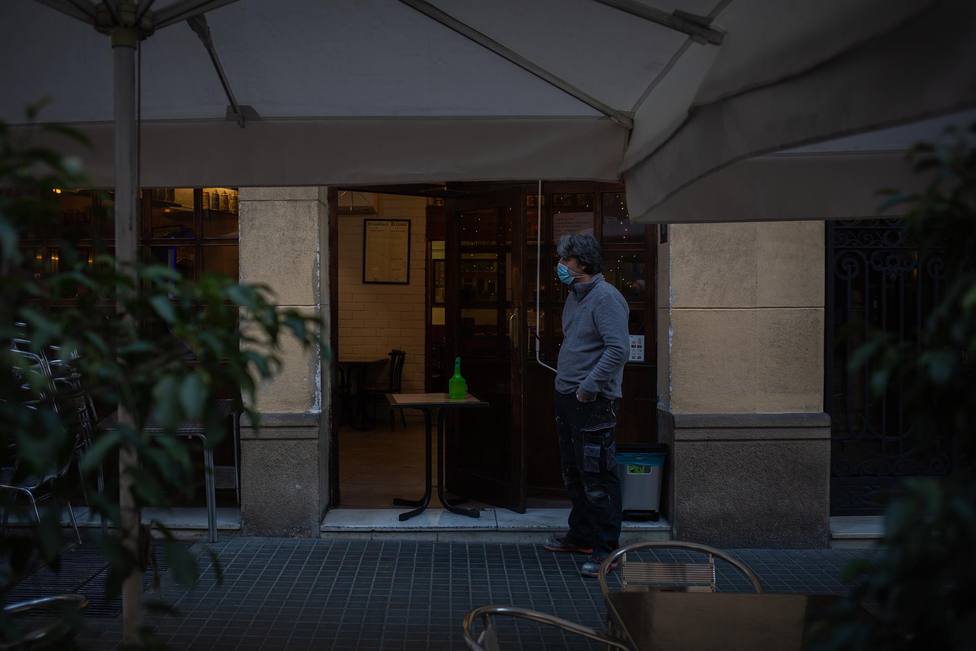 Un hombre en el exterior de un bar en Barcelona, Catalunya - David Zorrakino - Europa Press - Archivo