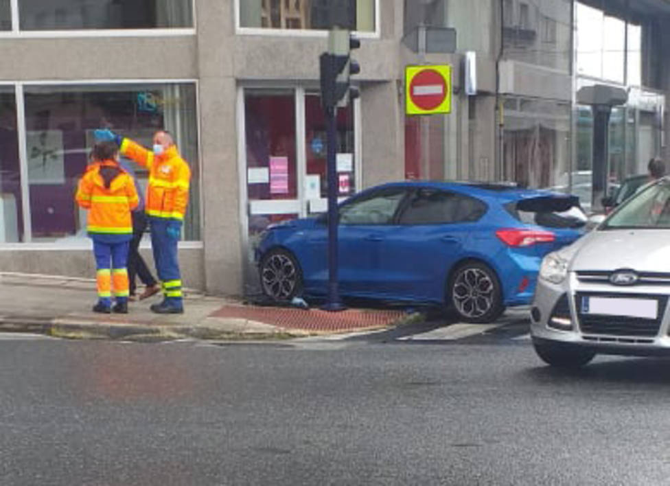 El coche acabó sobre la acera y tocando una puerta del establecimiento - FOTO: Tráfico Ferrolterra