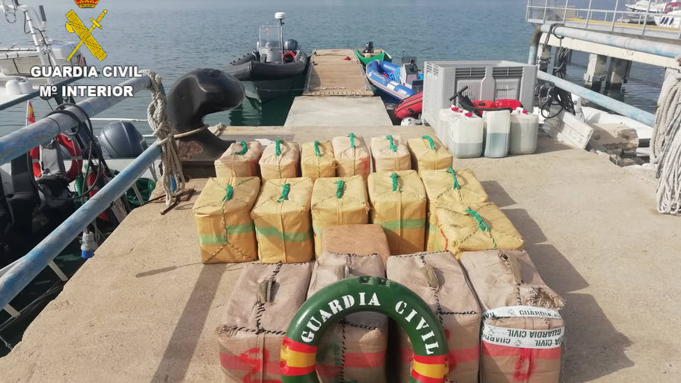 La Guardia Civil intercepta una narcolancha frente a La Rábita con 560 kilos de hachís