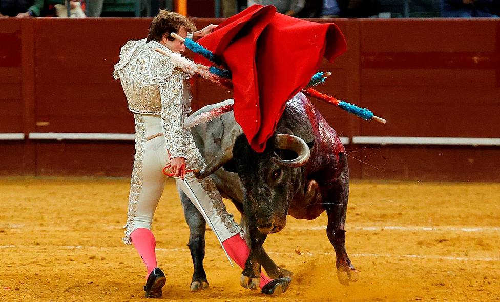 Momento de apuro de Román ante su primer toro de Adolfo Martín en Vistalegre