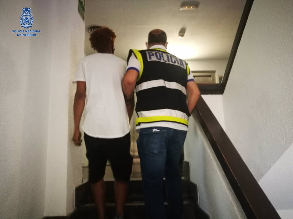 Sucesos.- Dos detenidos en Palma por arrojar botellas de cristal contra policÃ­as que estaban arrestando a otro