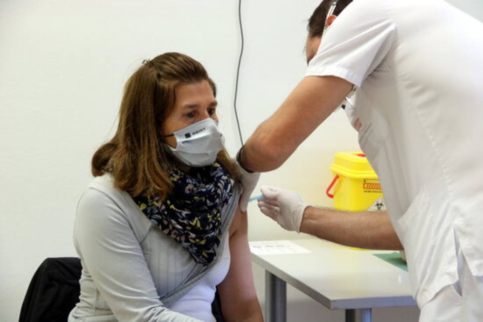 Seat empieza a vacunar mañana a la población de Barcelona contra la Covidi-19 en unidades móviles