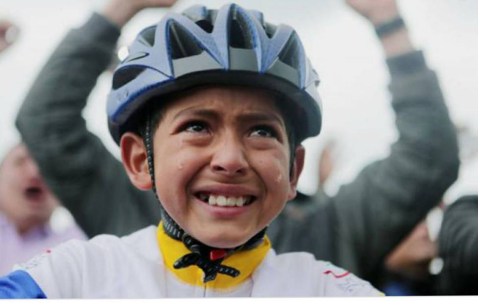 Julián Gómez, el niño que se hizo viral al llorar con la victoria de Egan Bernal en el Tour de Francia.