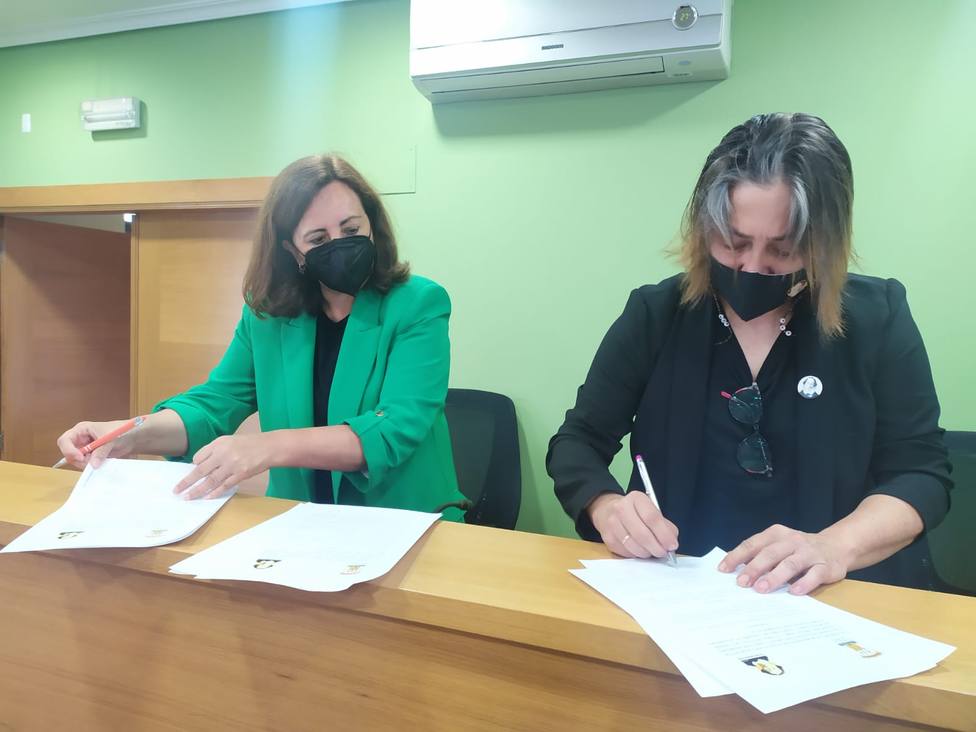 La concejala Victoria Montenegro y Pilar Dorrio firmaron el acuerdo en Ares. FOTO: Concello de Ares