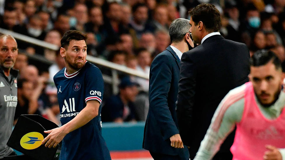 Leo Messi mira con gesto enfadado a Mauricio Pochettino tras sustituirle durante el PSG - OL. CORDONPRESS