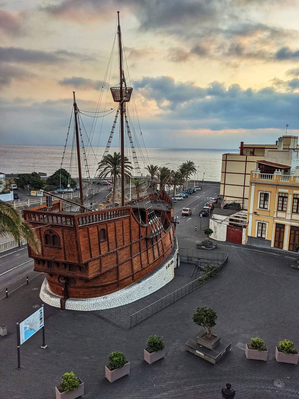 El barco de la Virgen en Santa Cruz de La Palma amanece repleto de cenizas