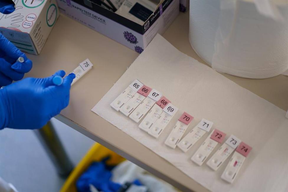 Ordenan la retirada de estos test de antígenos de las farmacias españolas por centenares de falsos positivos