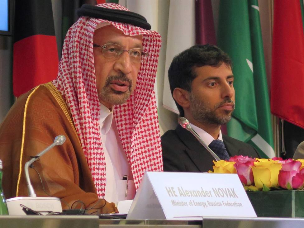 El ministro ruso Alexandr Nóvak acompañado del ministro de Energía saudí Khalid Al-Falih