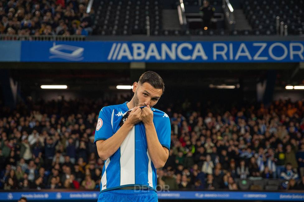 Lucas Pérez besa el escudo del Deportivo de la Coruña (@RCDeportivo)