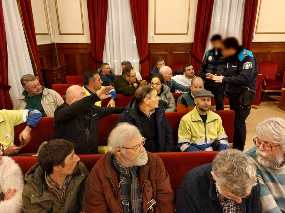 Agentes de la Policía Local de Ferrol pidiendo al púbico que no paralicen la sesión - FOTO: Cedida