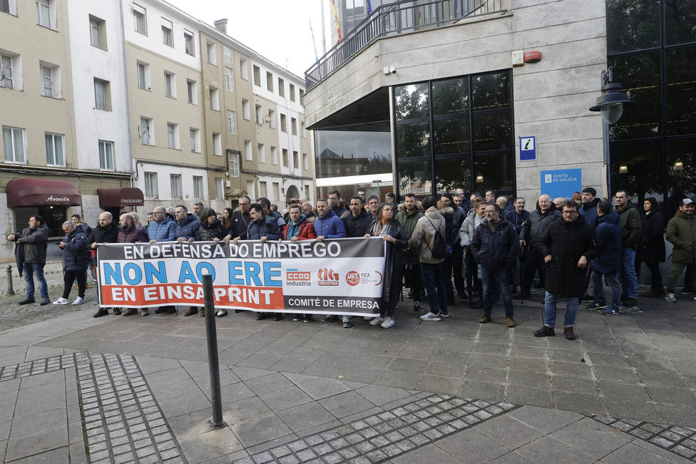 Protesta de los trabajadores ante el edifico de la Xunta en Ferrol a principios de noviembre