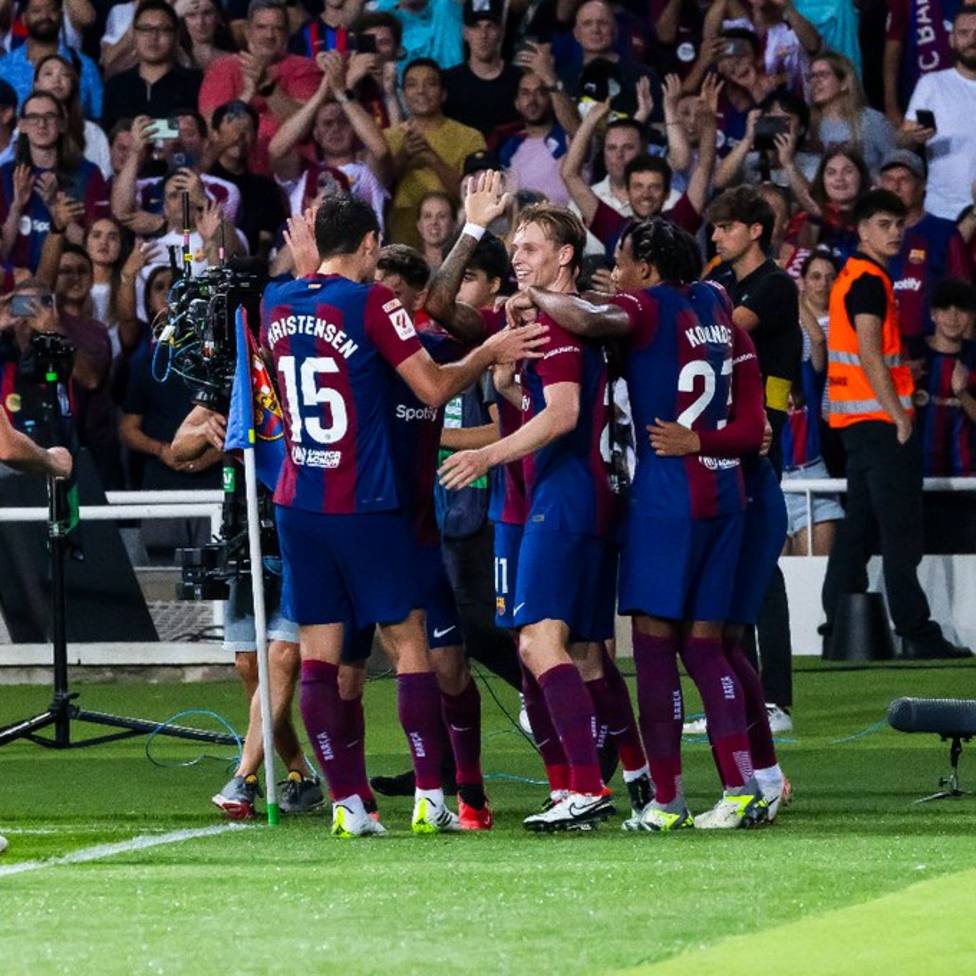 Los jugadores del Barcelona celebran un gol en Montjuic