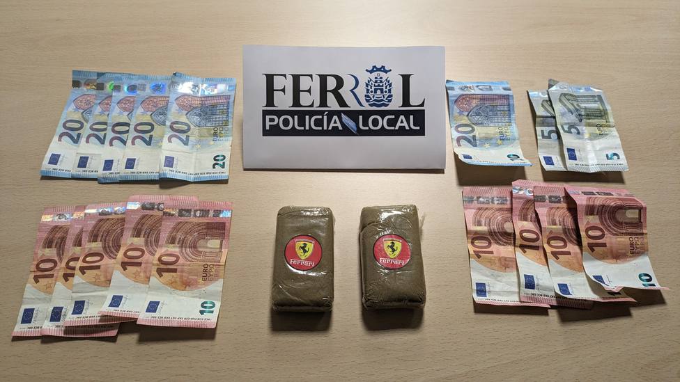 Los 200 gramos de hachís en dos paquetes, además del dinero en efectivo - FOTO: Policía Local Ferrol