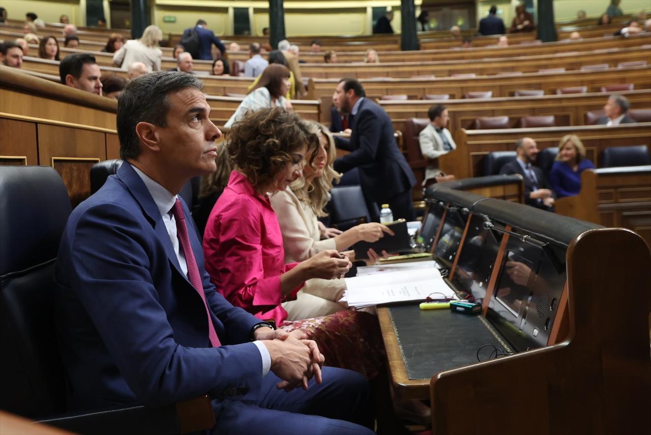 Sánchez, "tocado" en la sesión de control del Congreso por la investigación judicial a su mujer