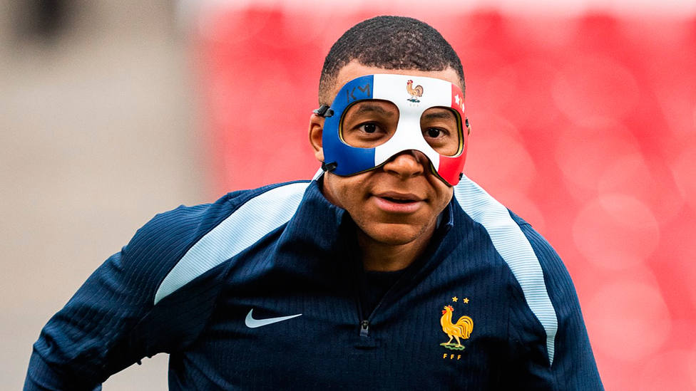Kylian Mbappé, en una sesión de trabajo con la Selección francesa y una nueva máscara